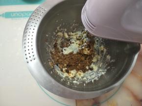 加入红糖继续打发均匀。