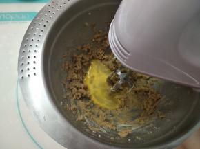 分三次加入蛋液，每次充分搅打均匀后再加下一次。