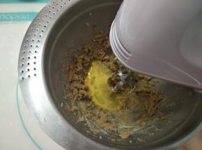 分三次加入蛋液，每次充分搅打均匀后再加下一次。