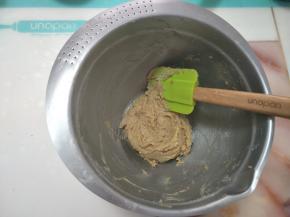 用刮刀从底部往上翻拌均匀。