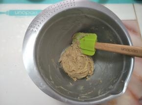 用刮刀从底部往上翻拌均匀。