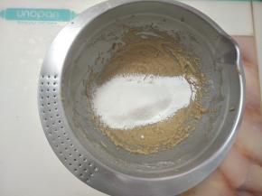 将低筋面粉和泡打粉混合后筛入盆中。