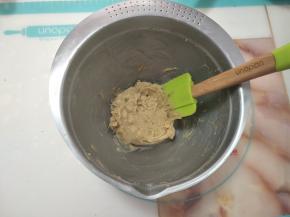 加入坚果碎翻拌均匀。