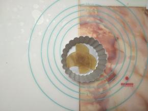 模具底部铺上苹果片。