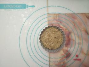 倒入面糊至八分满，用刮刀抹从中间低四周略高。