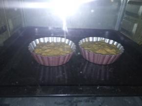 模具在桌上轻轻扣几下，震出面糊中的空气。放入预热好的烤箱，180度30分钟。