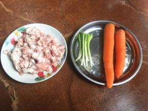 肉末，胡萝卜，小葱洗净。（肉末最好是用五花肉，前胛肉也可以）