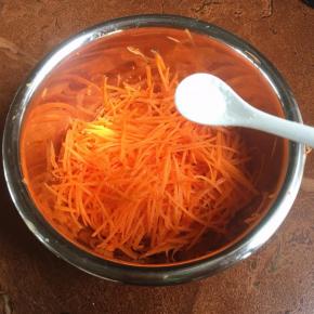 胡萝卜切成丝，撒上盐抓匀腌制15分钟。