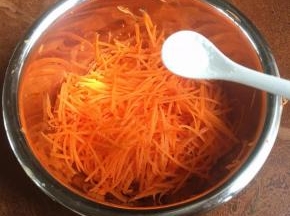 胡萝卜切成丝，撒上盐抓匀腌制15分钟。