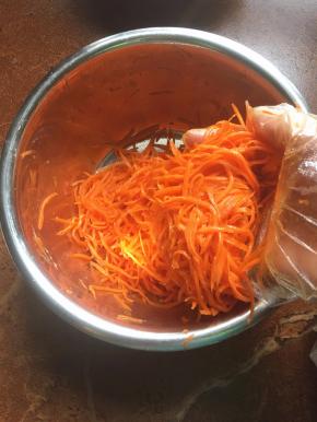 到时间后按压出水份，再挤干水份。