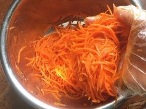 到时间后按压出水份，再挤干水份。