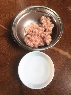 每次必需让肉吃透水份，用手把肉搅打起劲。