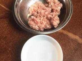每次必需让肉吃透水份，用手把肉搅打起劲。