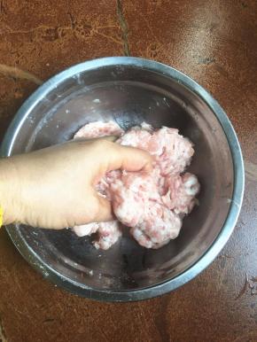 每次搅打到肉和水溶入一起时再加下次的水。