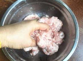 每次搅打到肉和水溶入一起时再加下次的水。