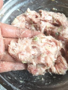 搅拌均匀后再次摔打起劲，抓起肉末不会松散即可。（上劲后的肉末粘在手上不易掉下）