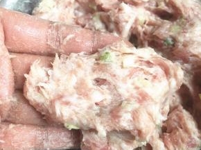 搅拌均匀后再次摔打起劲，抓起肉末不会松散即可。（上劲后的肉末粘在手上不易掉下）