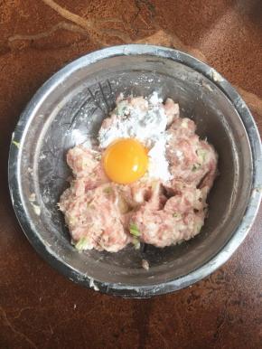 最后加入一枚蛋黄和生粉搅拌匀。