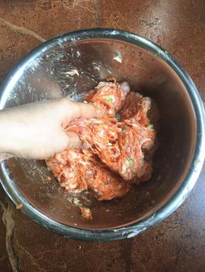 加入胡萝卜丝入碗中再次搅拌摔打起劲。