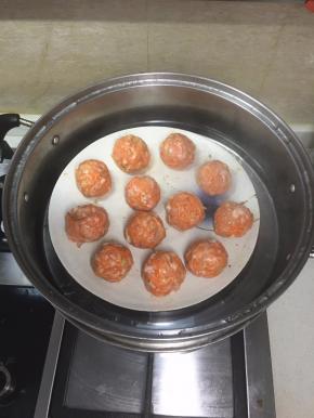 锅里的水烧开，把丸子放锅中用大火蒸13分钟。（蒸丸子的时间要看丸子的大小来定）