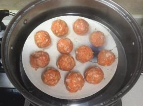 锅里的水烧开，把丸子放锅中用大火蒸13分钟。（蒸丸子的时间要看丸子的大小来定）