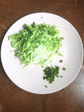 白菜洗净切成丝，葱切成碎。