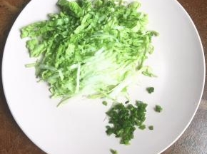 白菜洗净切成丝，葱切成碎。