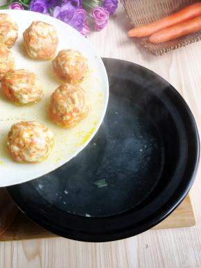 酒精炉里点上酒精，倒入丸子里的汤水入酒精锅里。