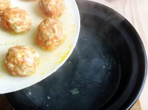 酒精炉里点上酒精，倒入丸子里的汤水入酒精锅里。