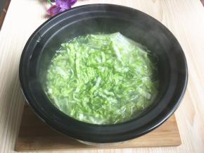 加入少许油，倒入白菜丝。