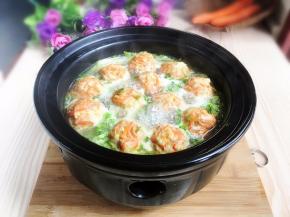 加入丸子把白菜煮熟，撒上葱碎，即可上桌食用。