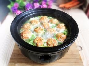 加入丸子把白菜煮熟，撒上葱碎，即可上桌食用。