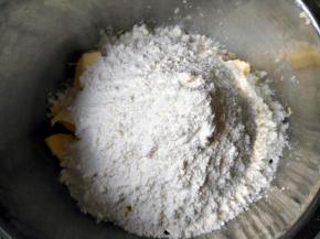 加入低筋粉、白糖和盐
