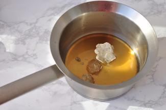 将味淋和冰糖放入锅中，煮至冰糖微溶。