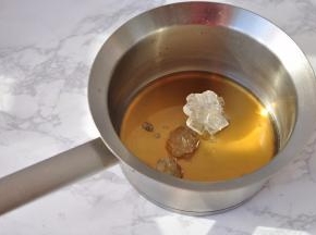 将味淋和冰糖放入锅中，煮至冰糖微溶。