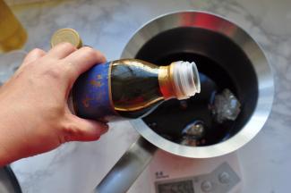 加入两种酱油，并加入少许水。