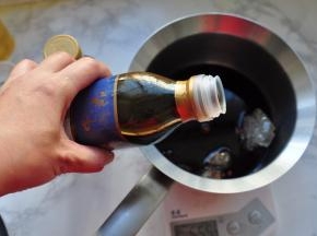 加入两种酱油，并加入少许水。