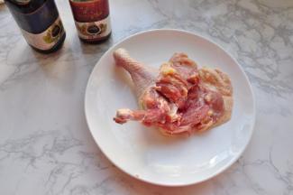 鸡腿提前去骨备用。