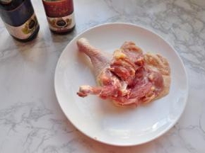 鸡腿提前去骨备用。