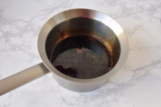 小火煮，使酱汁搅拌均匀，继续煮至酱汁浓缩1/3，色泽浓稠，有焦甜气味，盛出放凉。