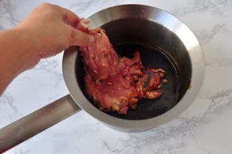 将去骨的鸡腿肉用刀或厨房剪在肉上剪几刀，剪断筋膜，以便更好的入味和烤制时收缩。