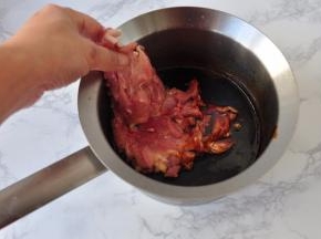 将去骨的鸡腿肉用刀或厨房剪在肉上剪几刀，剪断筋膜，以便更好的入味和烤制时收缩。