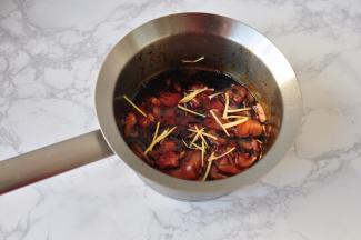 取一部分酱汁加入姜丝腌制三十分钟左右，喜欢口味重的就多腌一会。酱汁一次用不了，可以倒出一部分留着以后用，也可以直接拌饭吃。