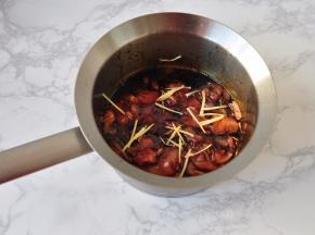 取一部分酱汁加入姜丝腌制三十分钟左右，喜欢口味重的就多腌一会。酱汁一次用不了，可以倒出一部分留着以后用，也可以直接拌饭吃。