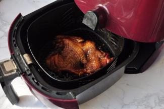 将腌好的鸡腿肉放入空气炸锅或者烤箱，180度15分钟，或200度12分钟左右，具体根据鸡腿肉的熟至程度和使用的器具，也可以放在平底锅中煎制。