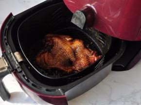 将腌好的鸡腿肉放入空气炸锅或者烤箱，180度15分钟，或200度12分钟左右，具体根据鸡腿肉的熟至程度和使用的器具，也可以放在平底锅中煎制。