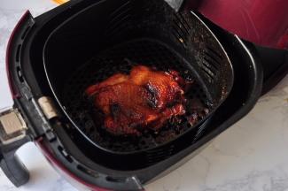 烤制肉熟皮脆即可出锅。