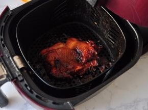 烤制肉熟皮脆即可出锅。