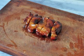 取出切成大段。