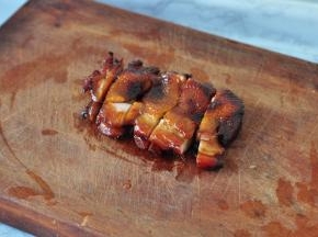 取出切成大段。